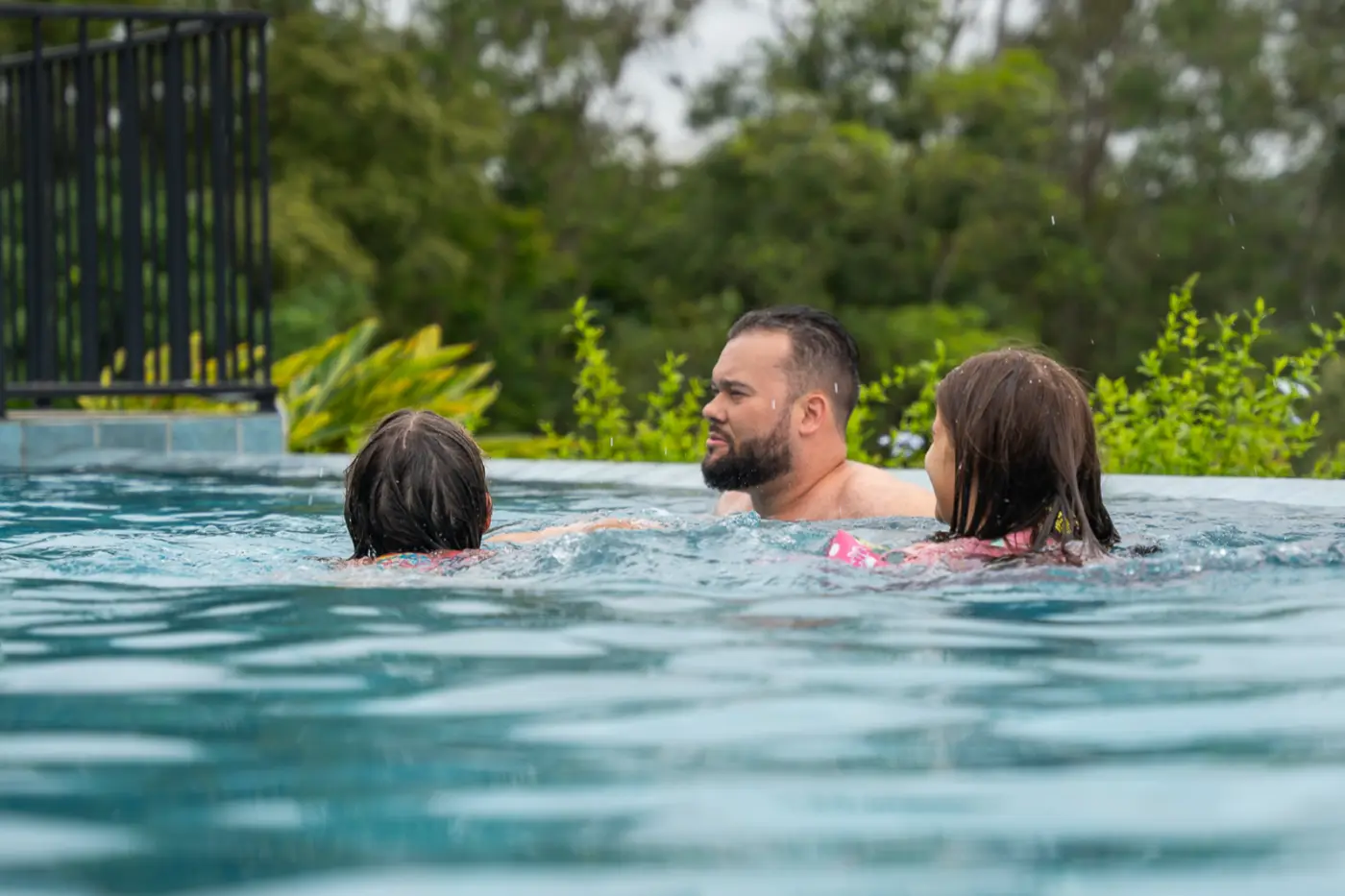 Time na piscina no encontro de fim de ano