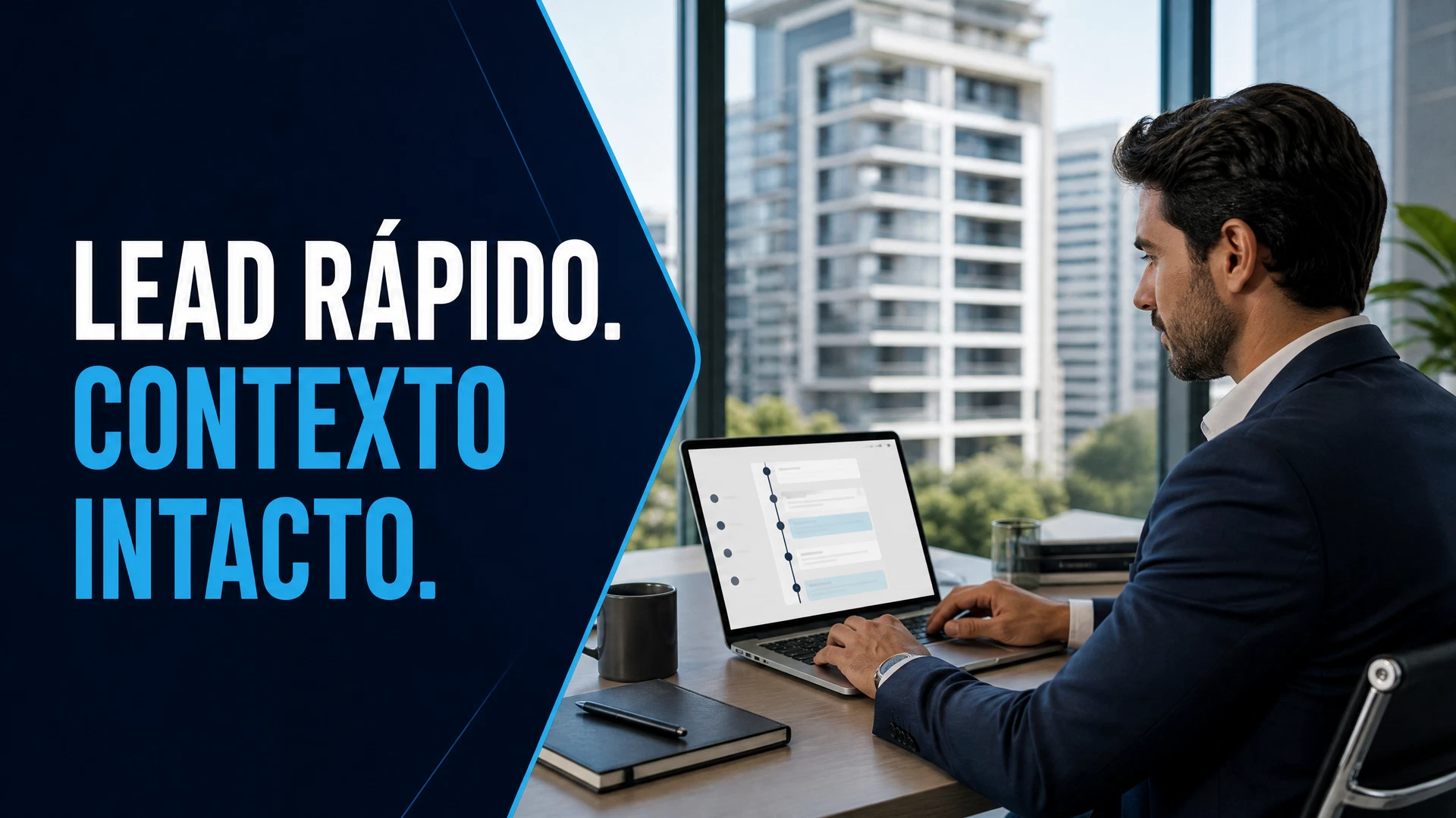 Consultora imobiliária analisa em notebook uma linha de conversa organizada para responder leads com contexto.