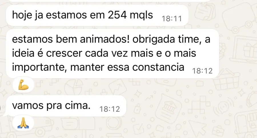 Print de WhatsApp de cliente informando que chegou a 254 MQLs e celebrando a constância do crescimento